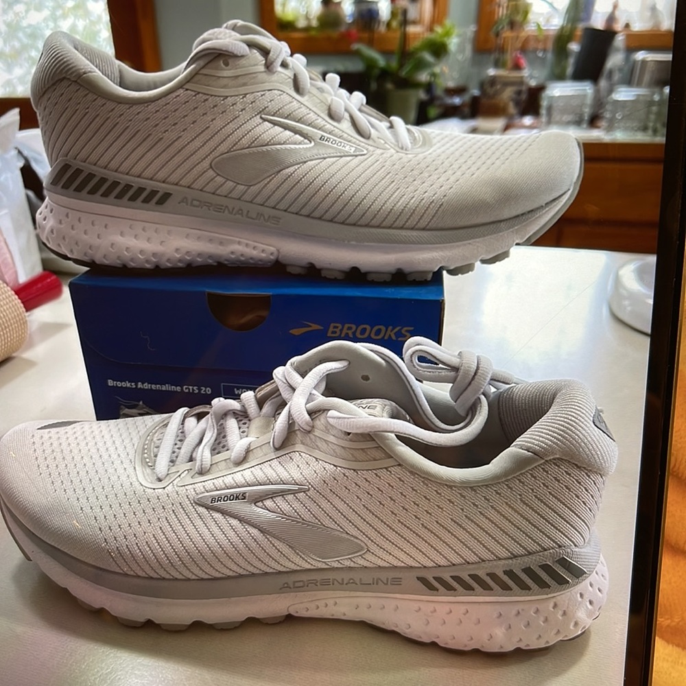 NIB Brooks Adrenaline GTS 20